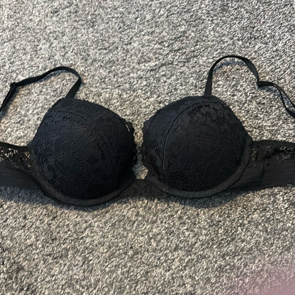 Victoria’s Secret bombshell 34B